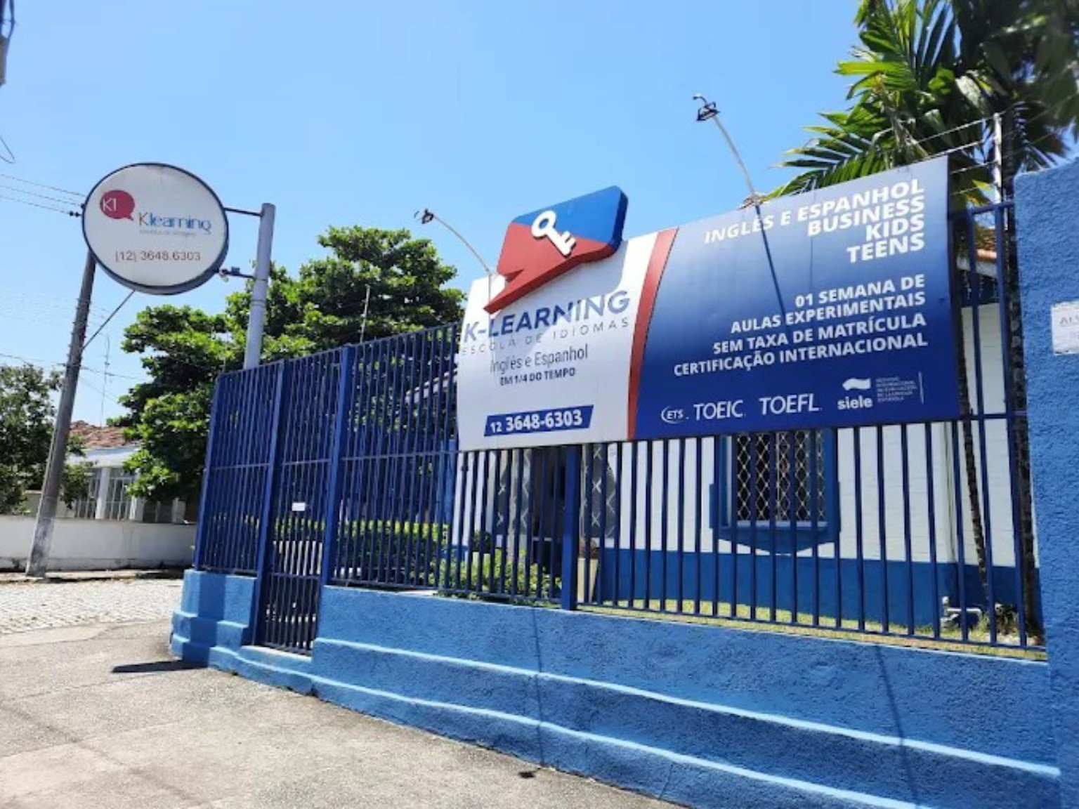 Entrada da K-Learning Idiomas em Pindamonhangaba